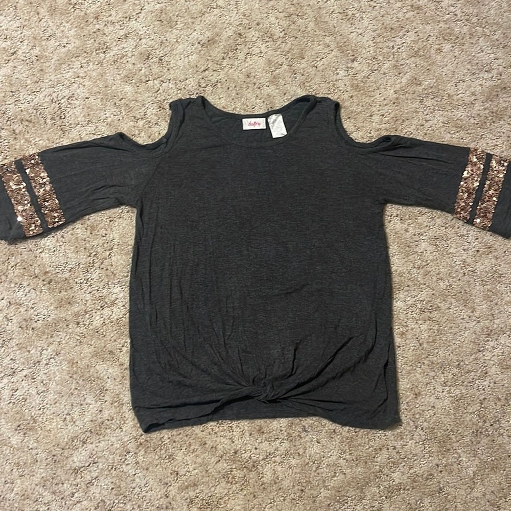 Daytrip Shirt with 3/4 sleeve, with cut out shoulders